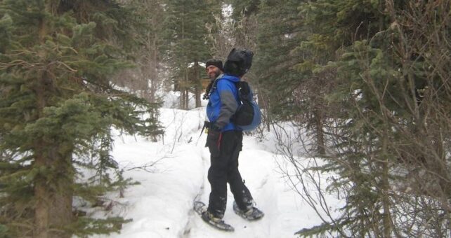 El autor, Willie Karidis, en una expedición con raquetas de nieve | Cortesía de Willie Karidis