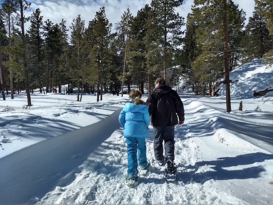 En el sendero con raquetas de nieve en el Parque Nacional de las Montañas Rocosas de Colorado | Foto de Laura Stark