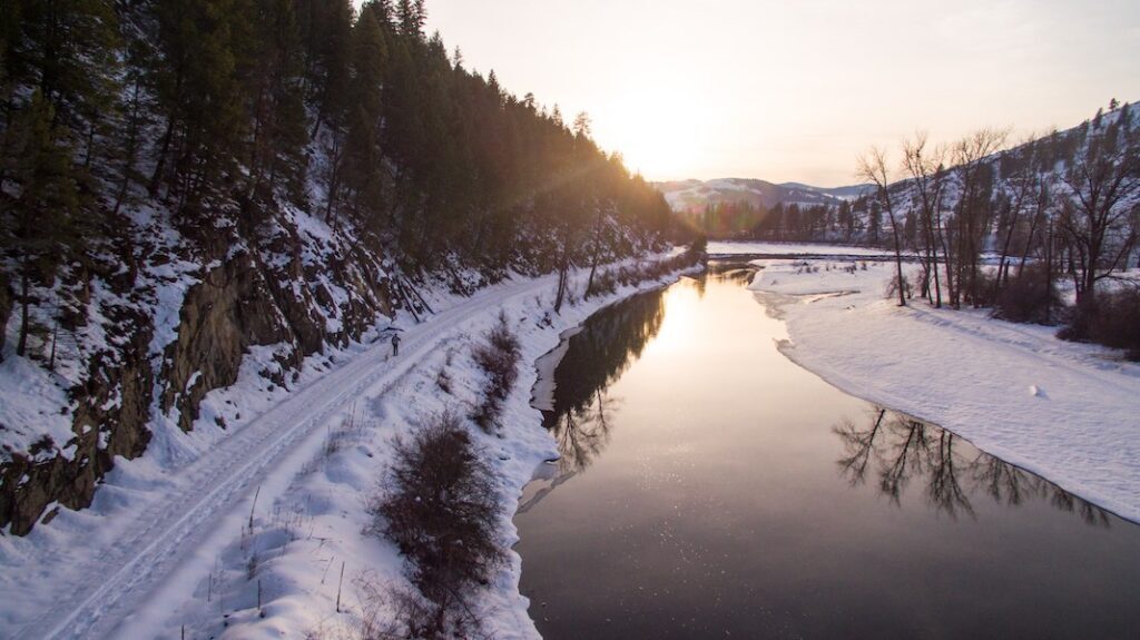 ferry county rail trail de washington a lo largo del rio kettle foto de jesse harding
