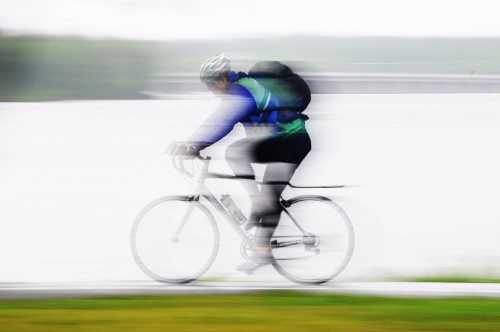 una persona monta en su bicicleta