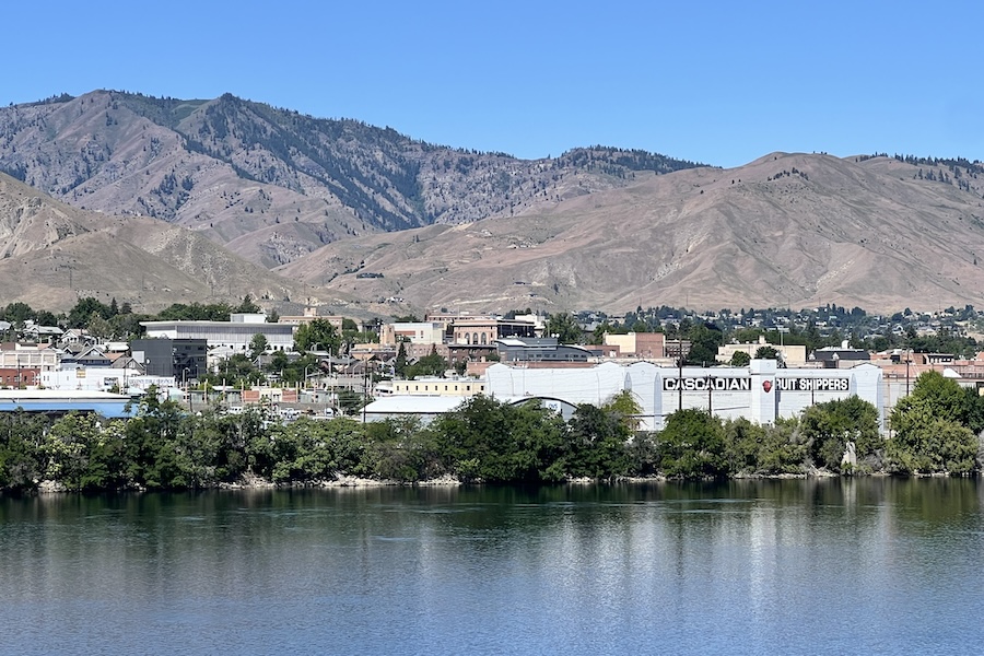 Washington’s Apple Capital Loop Trail traces the Columbia River | Photo by Robert Annis
