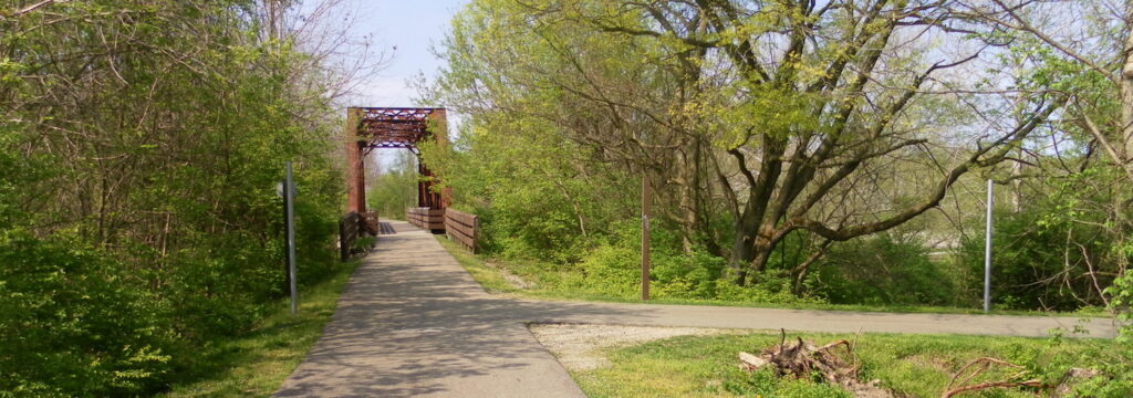 Simon Kenton Trail with the Buck Creek Trail veering off to the right. | Photo by Louis Agresta