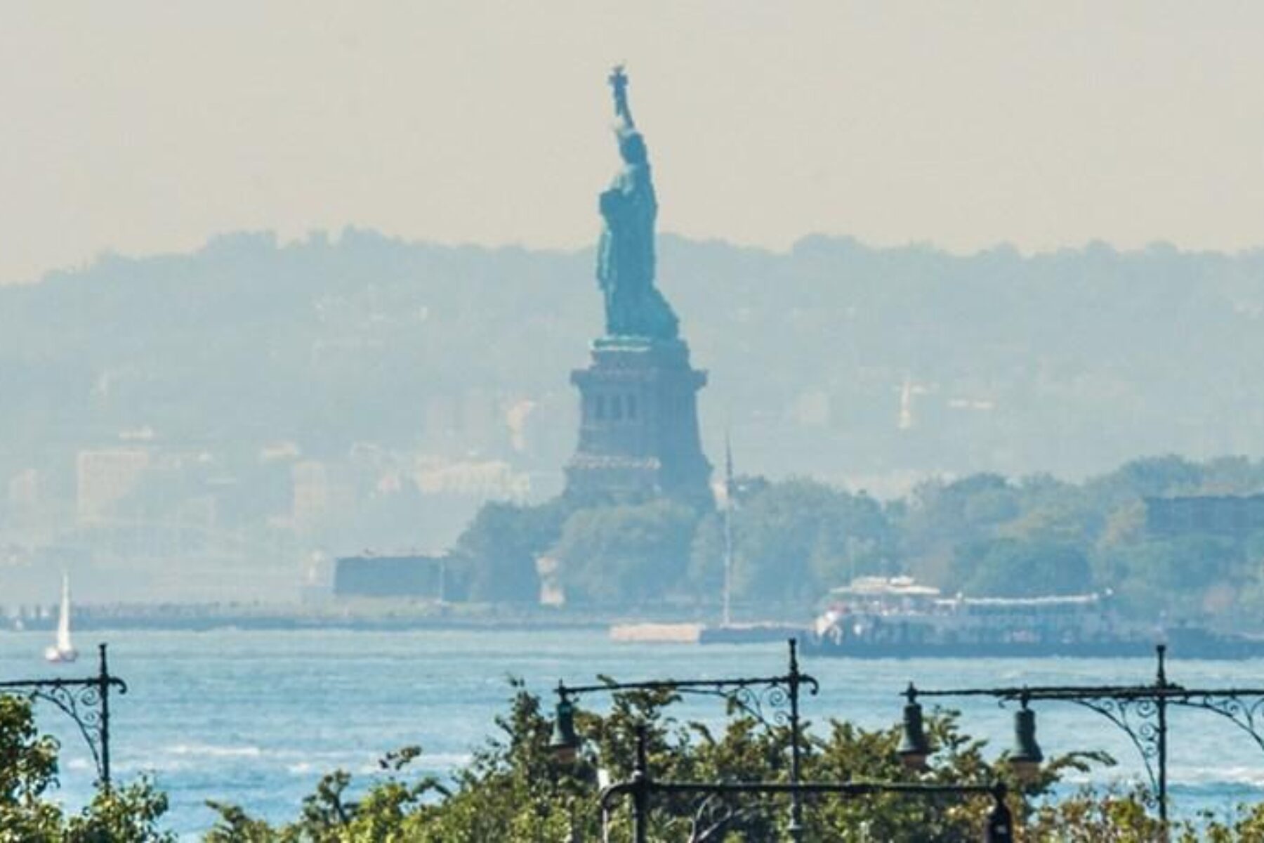 A view of the Statue of Liberty as seen from the High Line | Department of Agriculture | Public domain