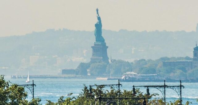 A view of the Statue of Liberty as seen from the High Line | Department of Agriculture | Public domain