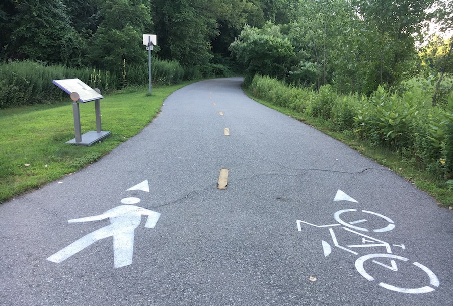 Conoce y Sigue las Reglas | Photo by Anthony Le, courtesy Rails-to-Trails Conservancy