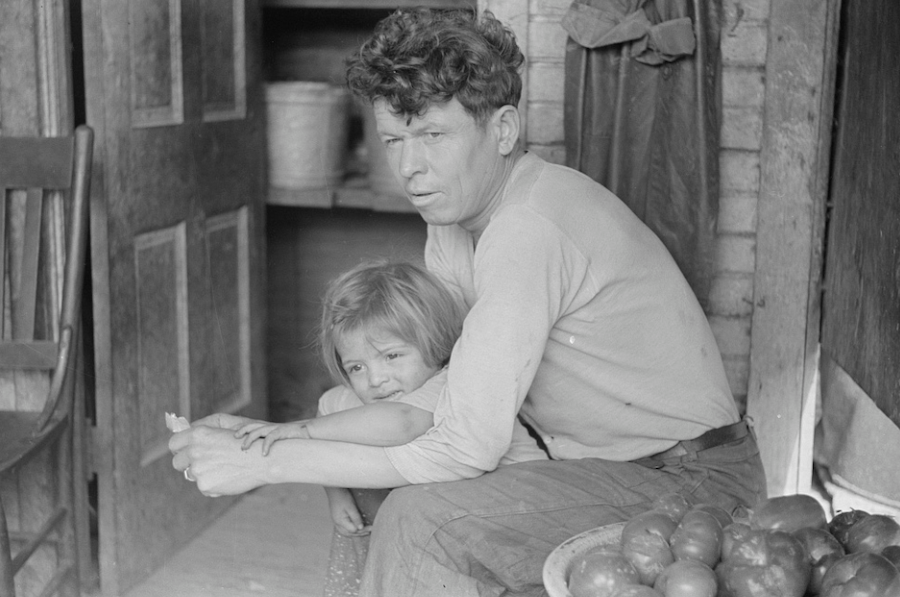 Mexican miner and child in 1935 | Photo by Marion Post Walcott