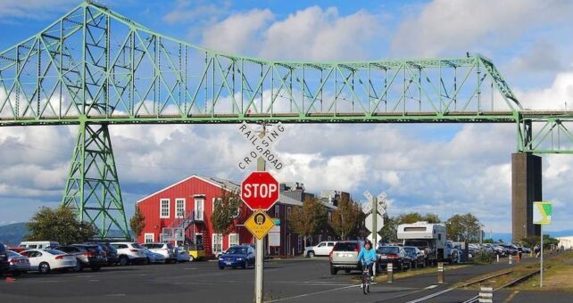 Oregon's Astoria Riverwalk | Photo by TrailLink user dabiker