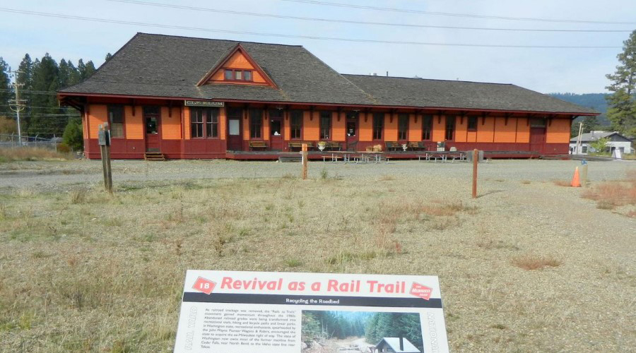 Smokey's Bar-B-Que along the Palouse to Cascades State Park Trail in Washington | Photo by Gene Bisbee