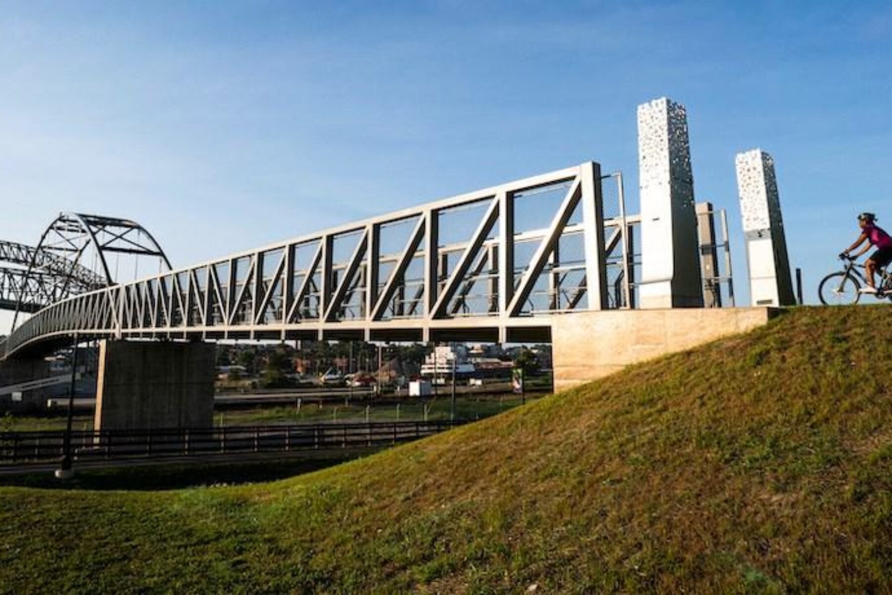 Wendy Park Bridge along the Cleveland Foundation Centennial Lake Link Trail | Photo by Jason Cohn