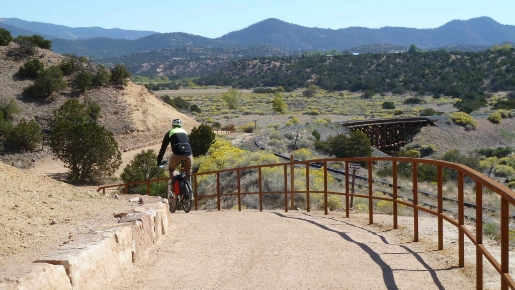 santa fe rail trail entre santa fe y lamy en nuevo mexico foto cortesia de scott belonger pe director asociado deloris and associates