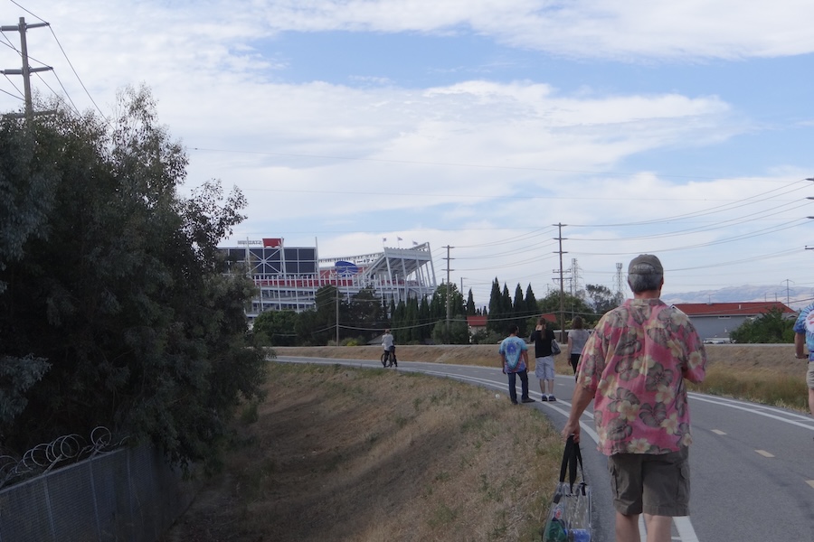 Walking to Levi’s Stadium in Santa Clara via the San Tomas Aquino Creek Trail | Photo by Sarah E. Bourne