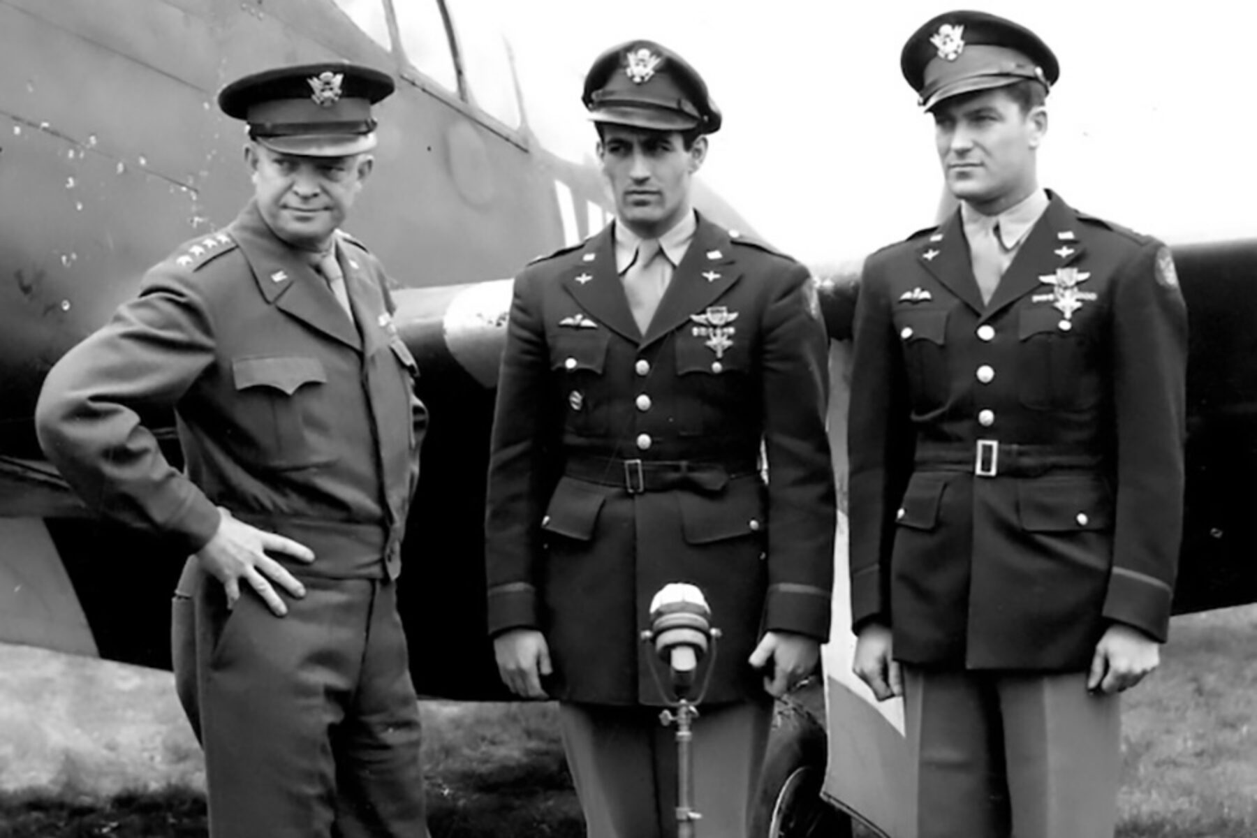 Left to right: Gen. Dwight Eisenhower awarded the Distinguished Service Cross (DSC) to Capt. Don Gentile (he was promoted posthumously to major) and fellow Eagle Squadron veteran Col. Don Blakeslee in April 1944. It was Gentile’s second DSC.