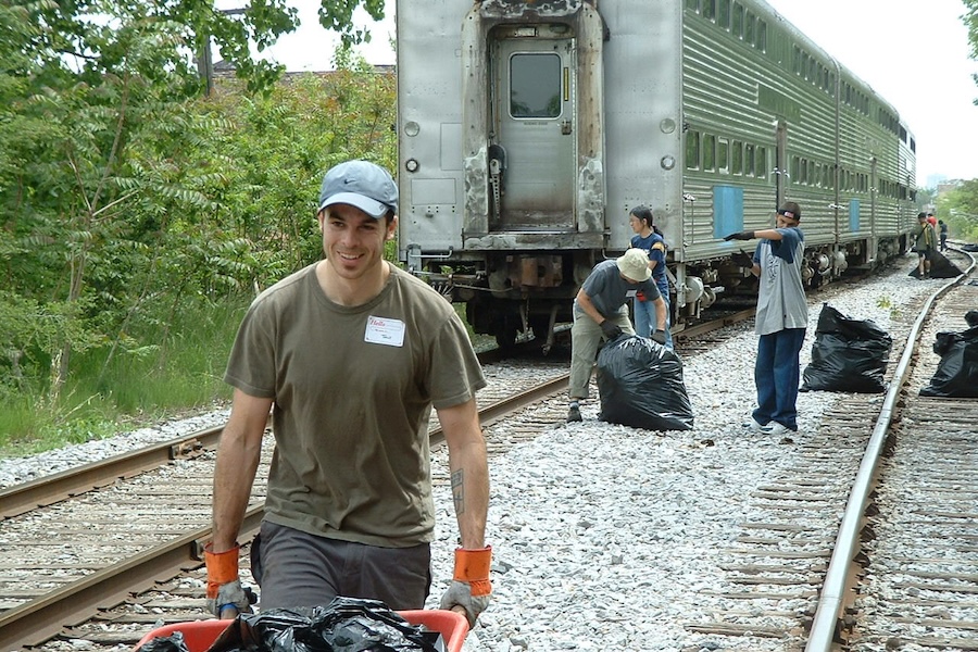 Volunteers clean up Chicago's Bloomingdale Trail corridor | Photo courtesy Ben Helphand
